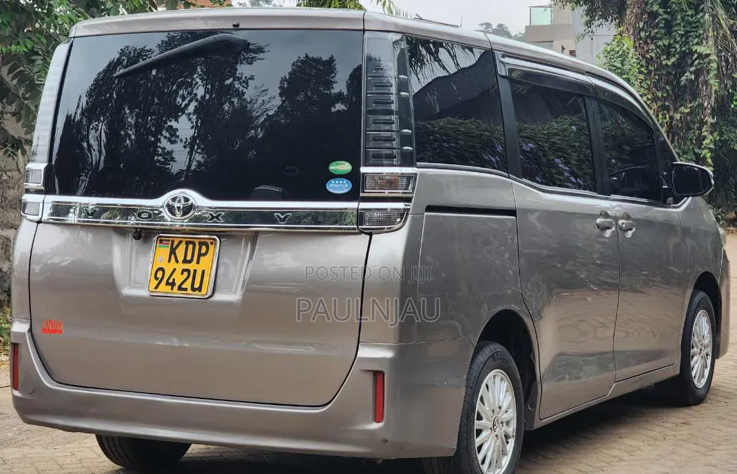 Toyota Voxy 2018 Silver