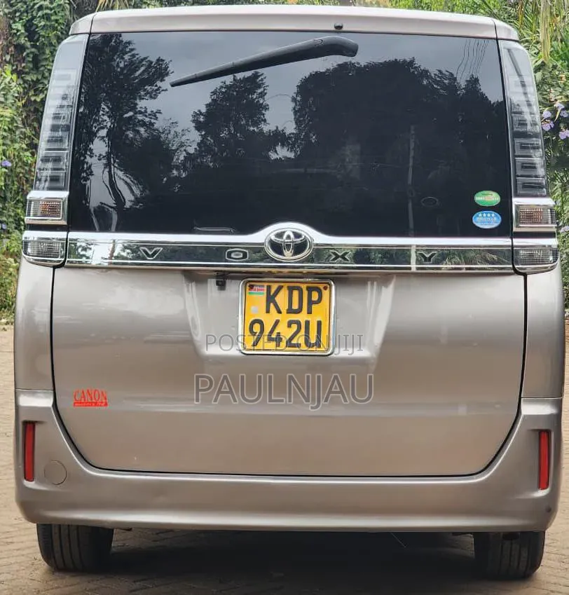 Toyota Voxy 2018 Silver