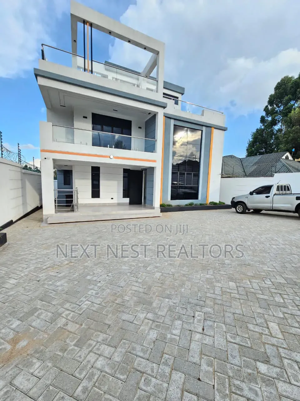 5bdrm Townhouse/Terrace in Kasphat, Runda for sale
