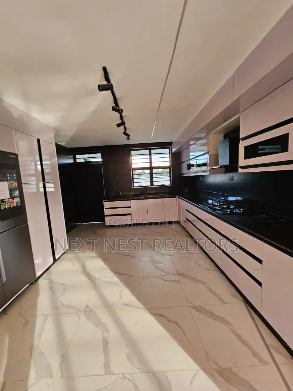 5bdrm Townhouse/Terrace in Kasphat, Runda for sale
