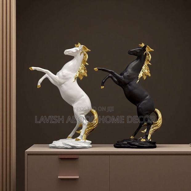 Decorative Resin Horse Sculpture – Luxury Home Décor