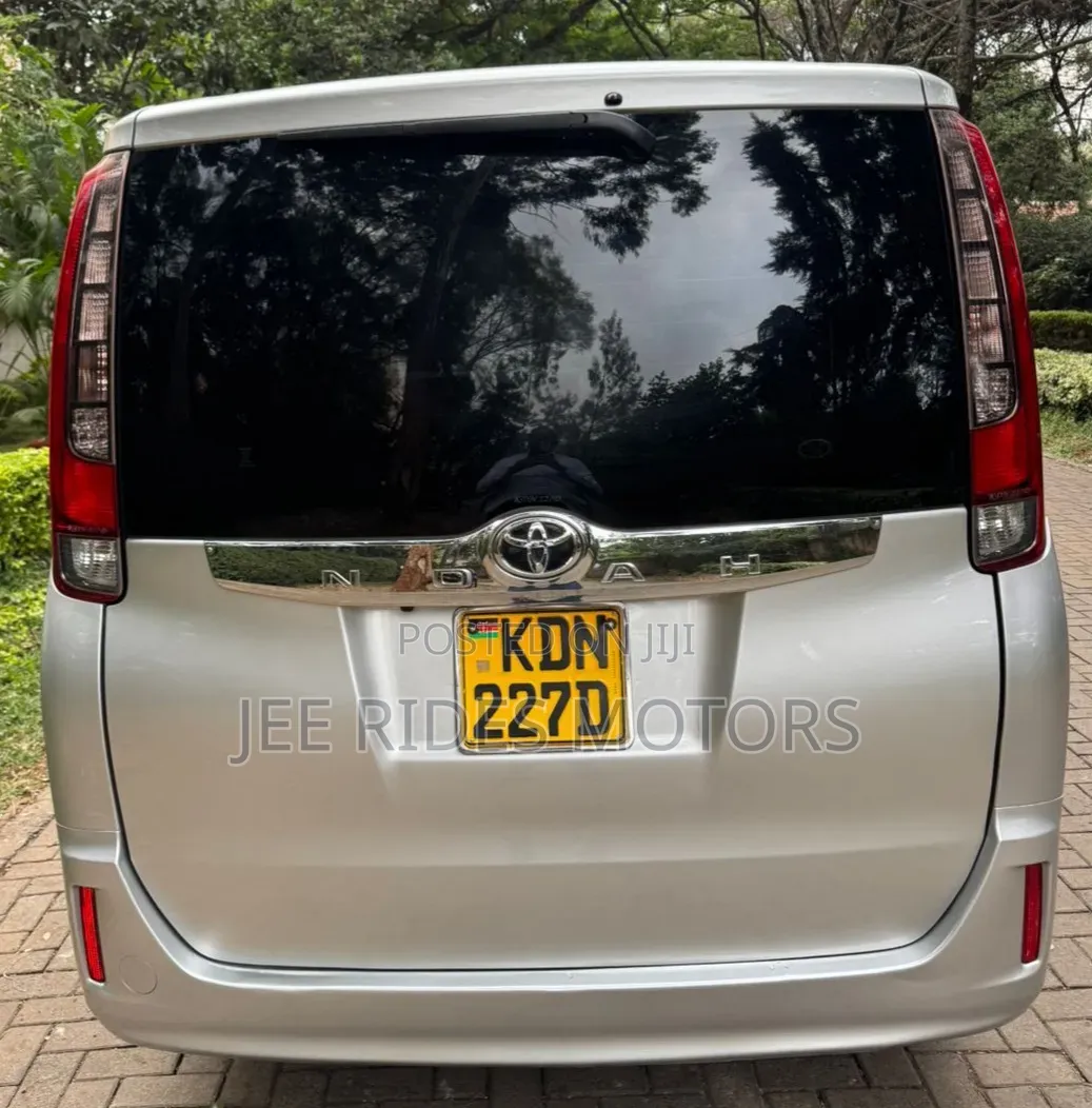 Toyota Noah 2016 Silver