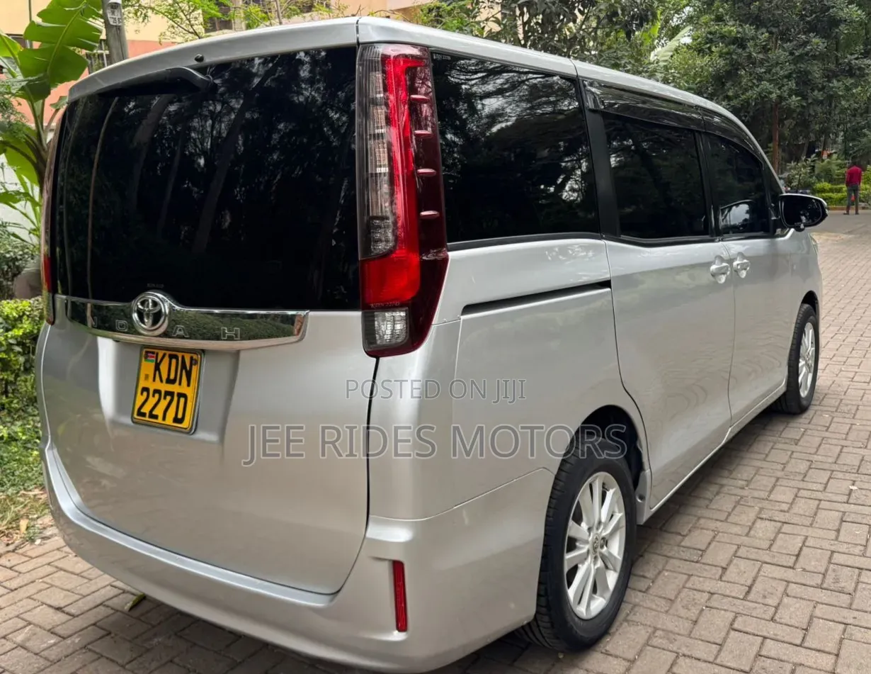 Toyota Noah 2016 Silver