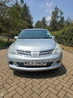 Nissan Tiida 2010 Silver