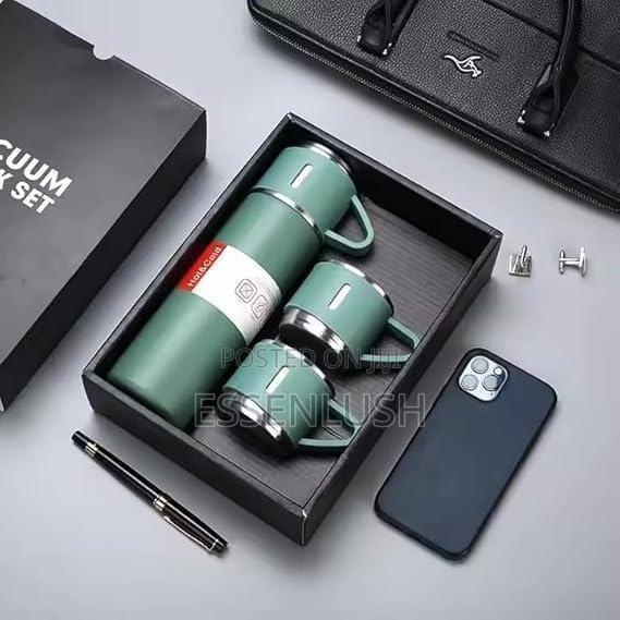 Premium 500ml Vacuum Flask Gift Set (Includes 3 Cups)