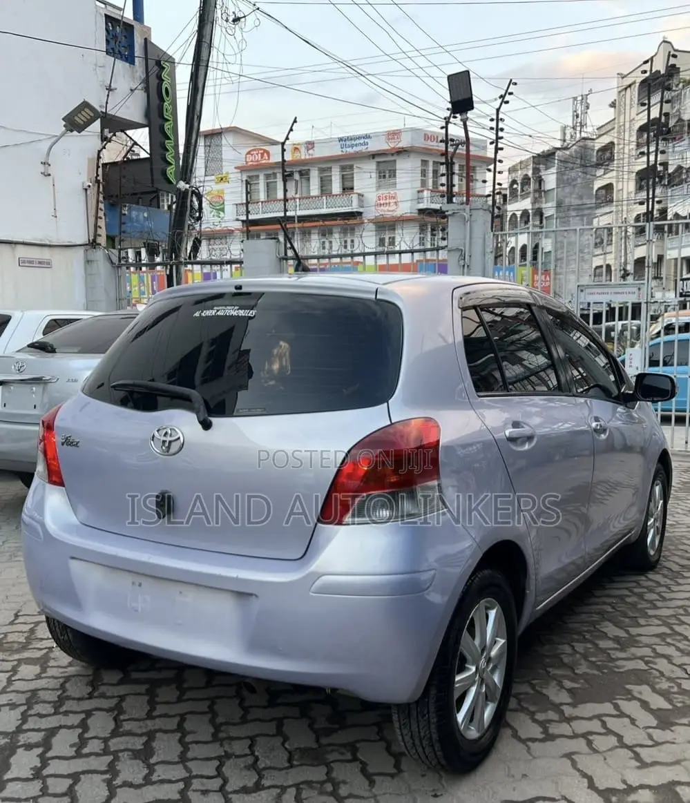 Toyota Vitz 1.3 FWD 5dr 2011 Purple