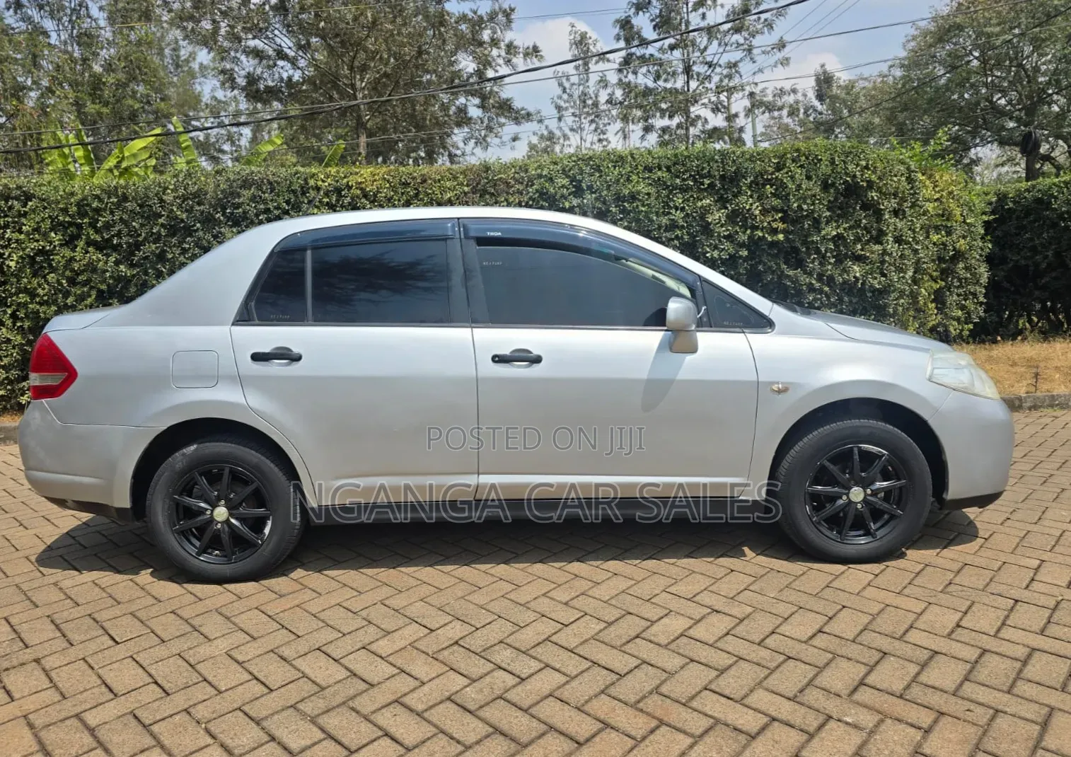 Nissan Tiida 2010 Silver