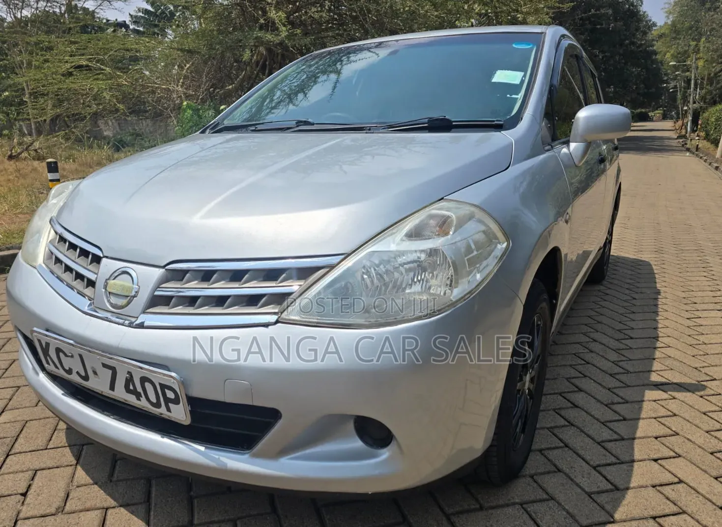 Nissan Tiida 2010 Silver