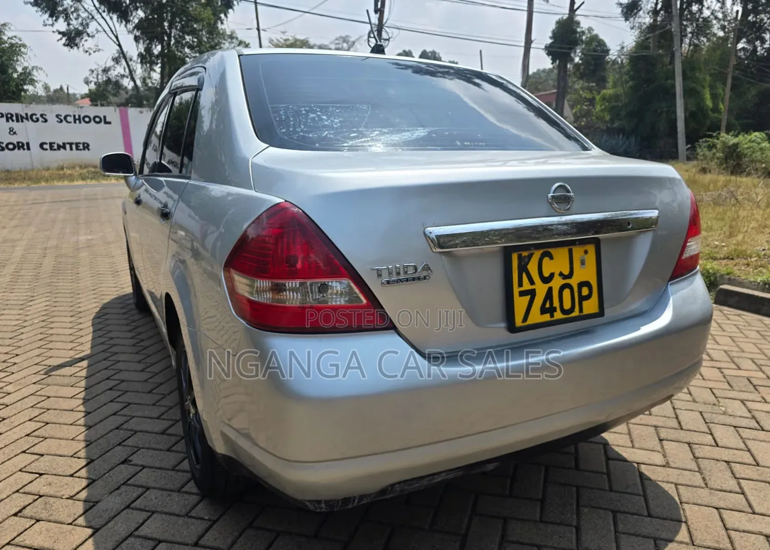 Nissan Tiida 2010 Silver