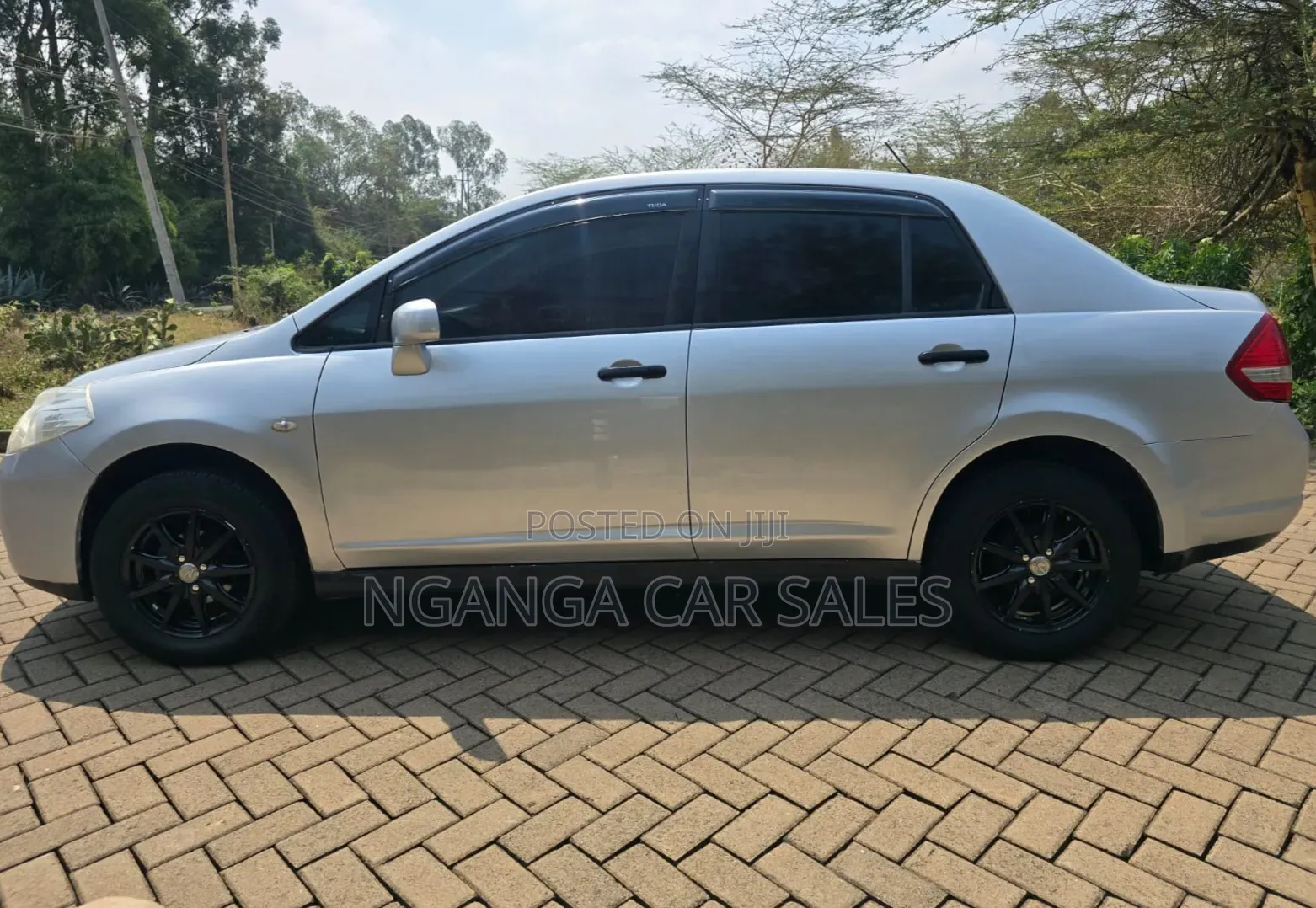 Nissan Tiida 2010 Silver