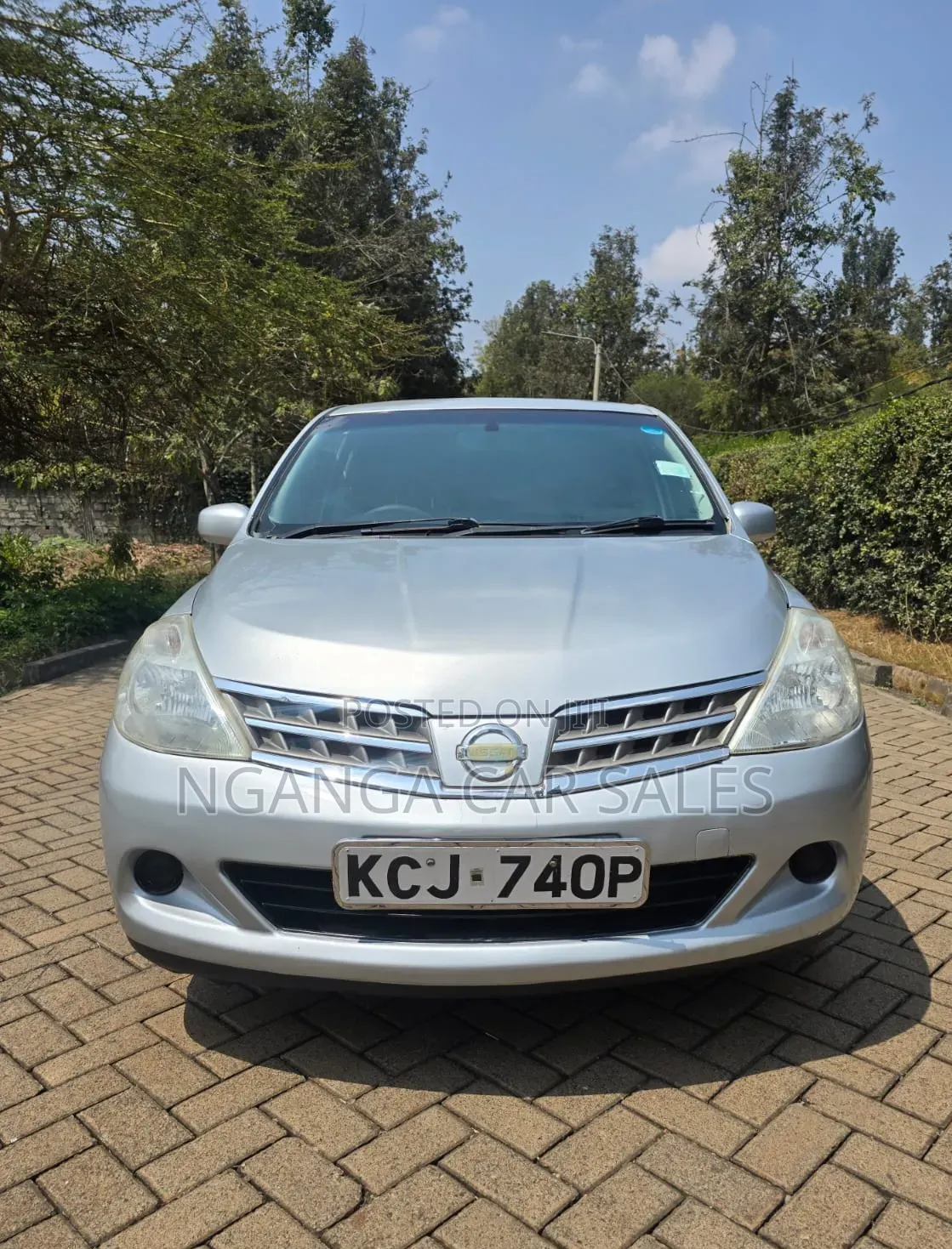 Nissan Tiida 2010 Silver
