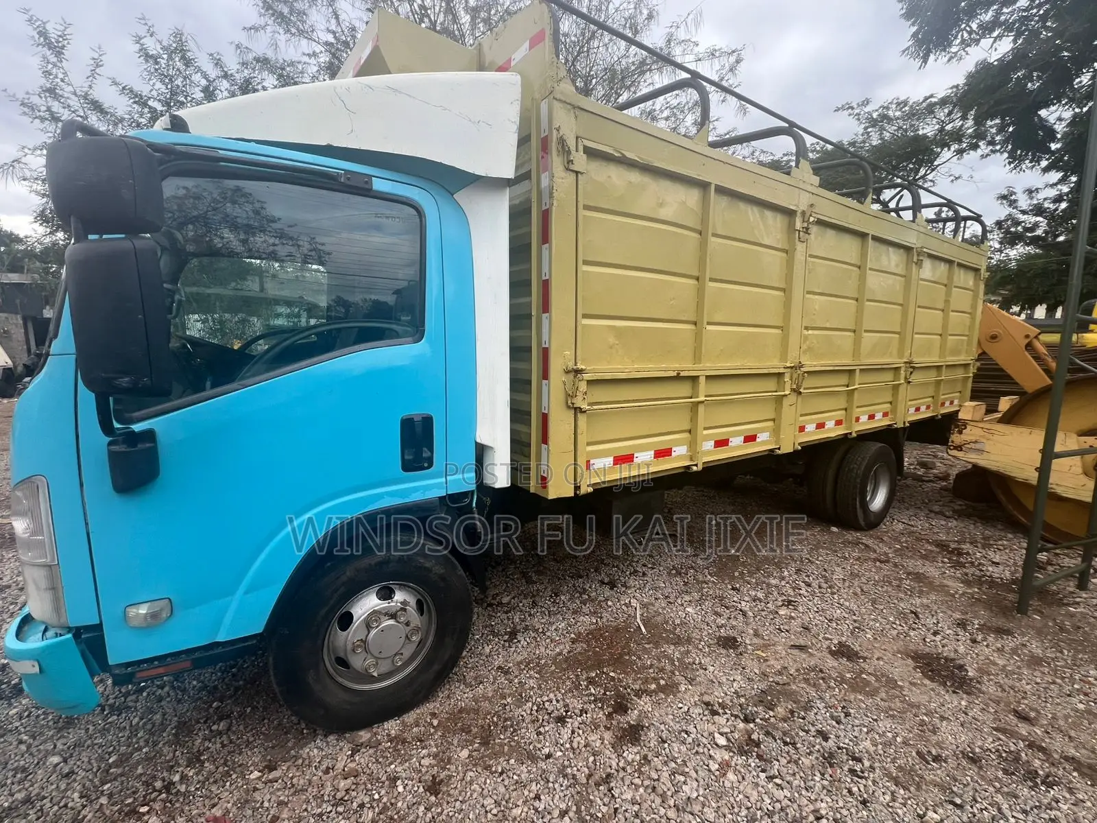 ISUZU NQR 75 Cargo Truck