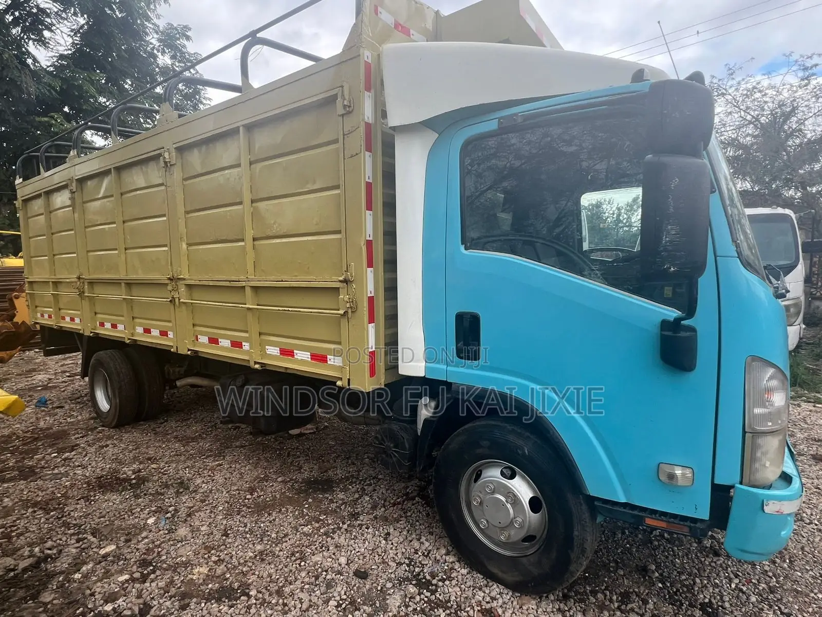 ISUZU NQR 75 Cargo Truck