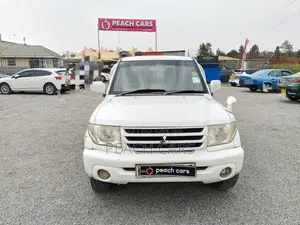 Mitsubishi Pajero 2002 White