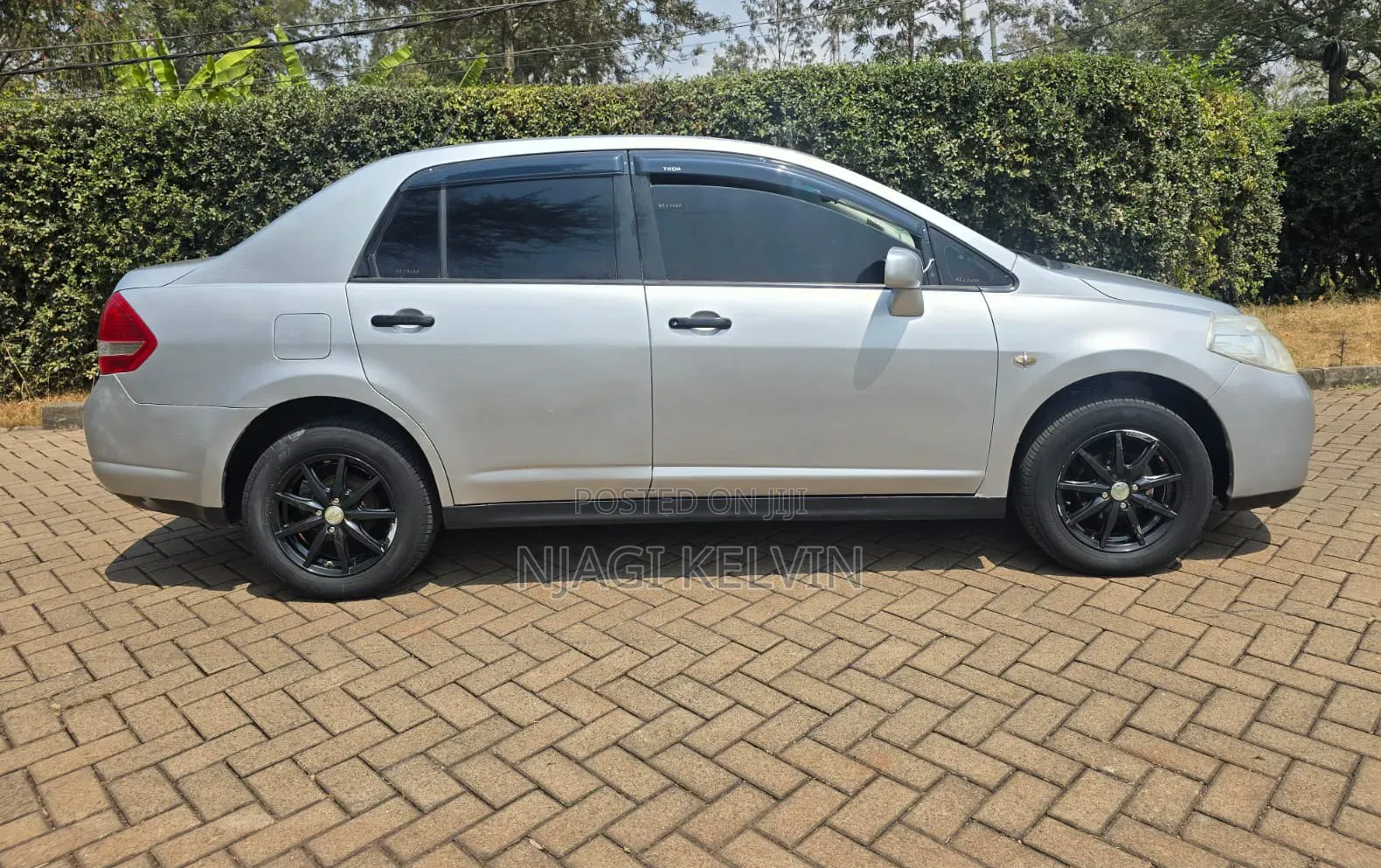 Nissan Tiida 2010 Silver