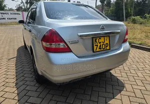 Nissan Tiida 2010 Silver