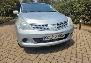 Nissan Tiida 2010 Silver