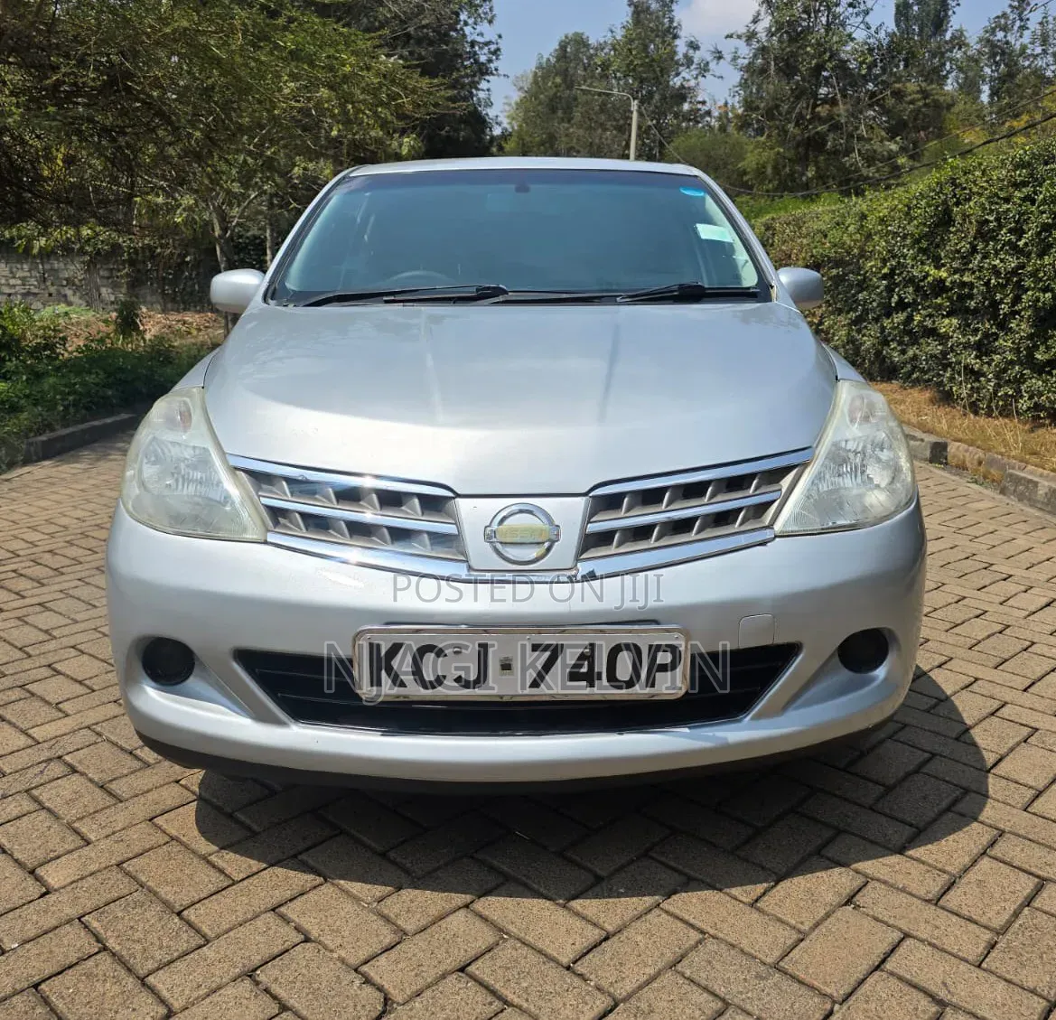 Nissan Tiida 2010 Silver