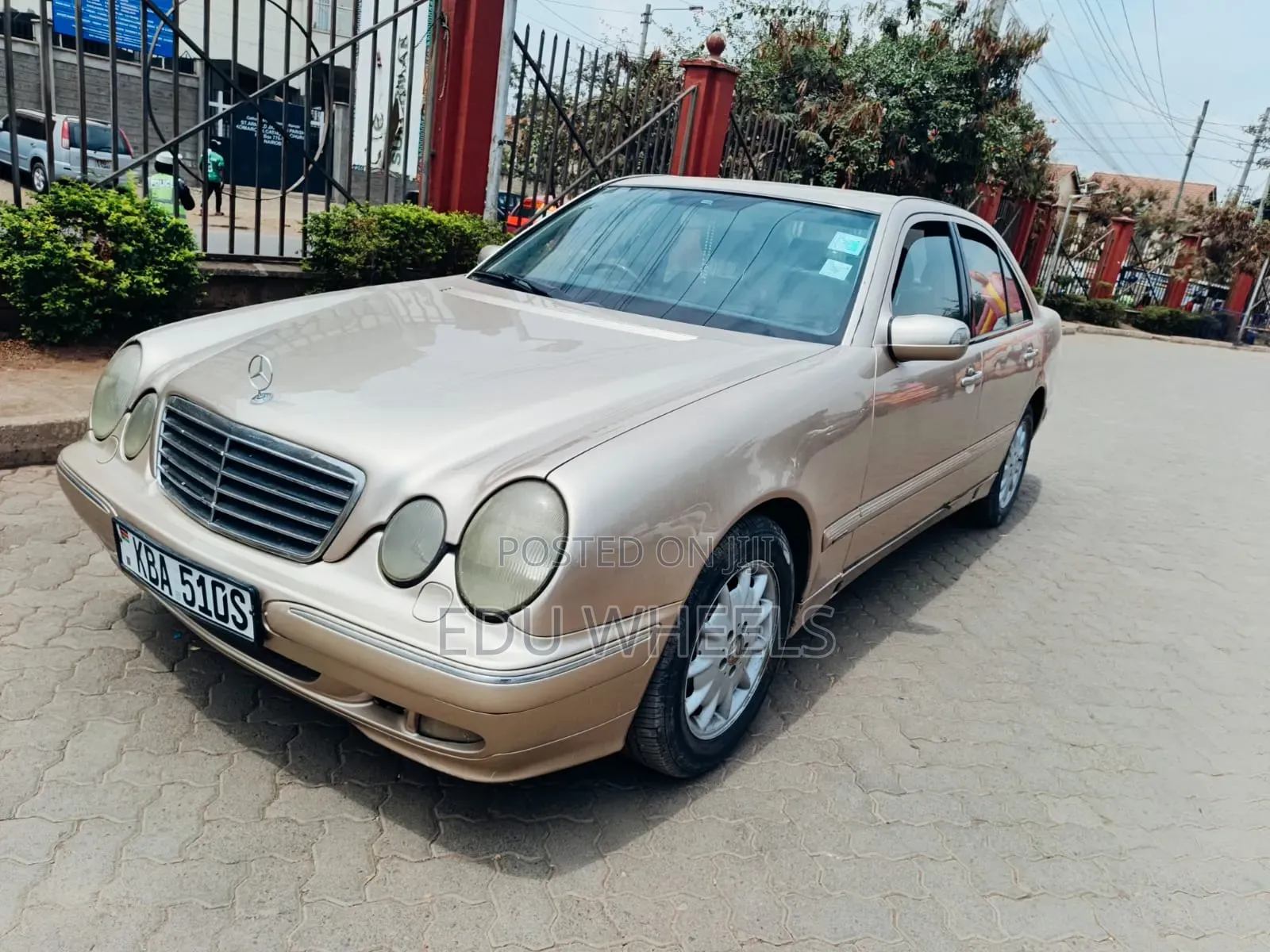 Mercedes-Benz E200 2001 Gold