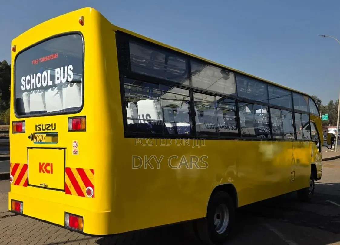 Isuzu NQR 2015 Yellow