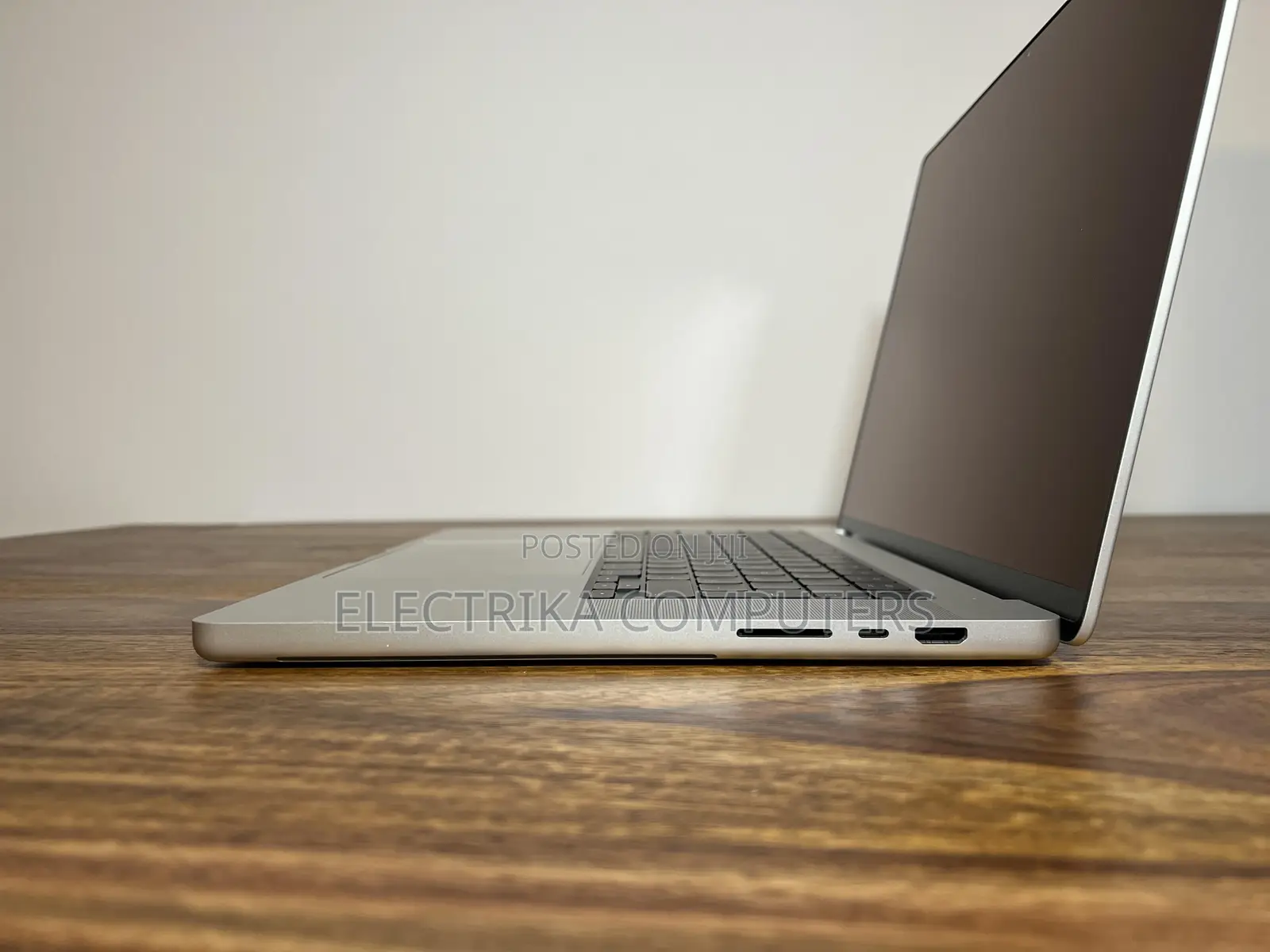 New Laptop Apple MacBook Pro 2021 M1 16GB Intel Core i7 SSD 512GB