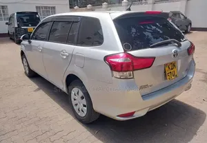 Toyota Corolla Fielder 1.5 Hybrid FWD 2016 Silver