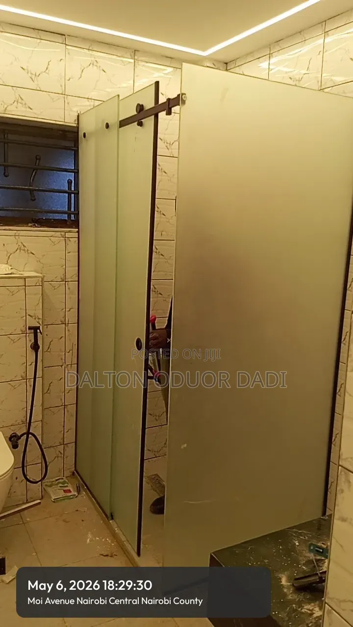 Shower Cubicle Glass and Sund Blasting