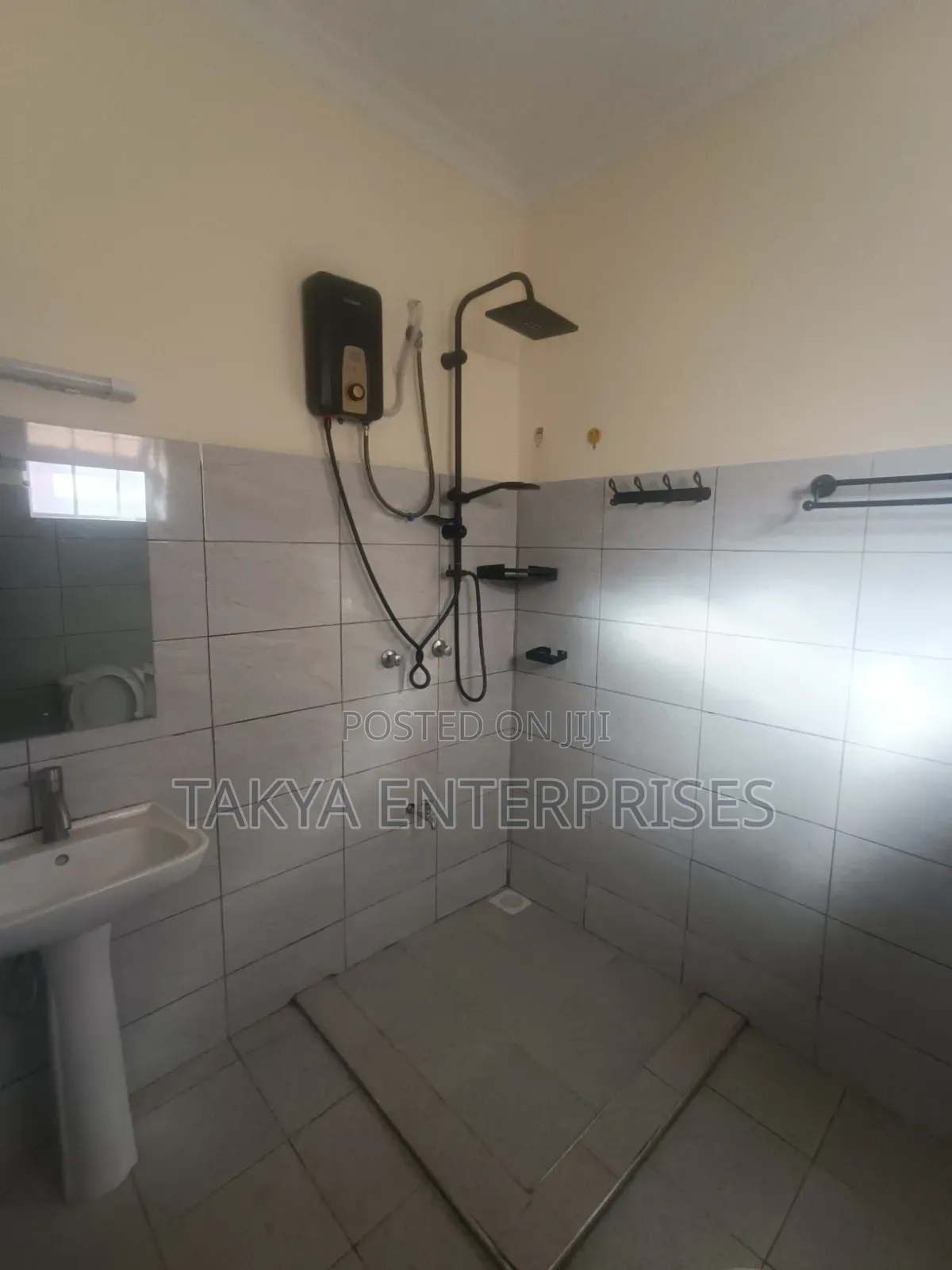 3bdrm Bungalow in Murrram Centre, Kenyatta Road / Theta  for rent
