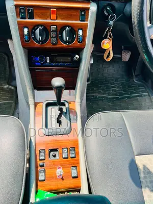 Mercedes-Benz E200 1988 Red