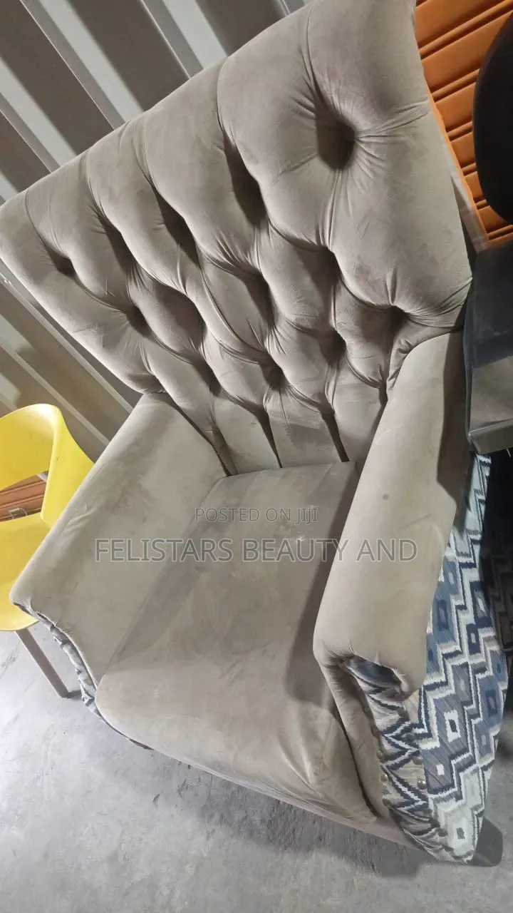 Elegant and Comfortable Tufted Single Sofa Chair for Sale