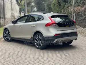 Volvo V40 2017 Gold