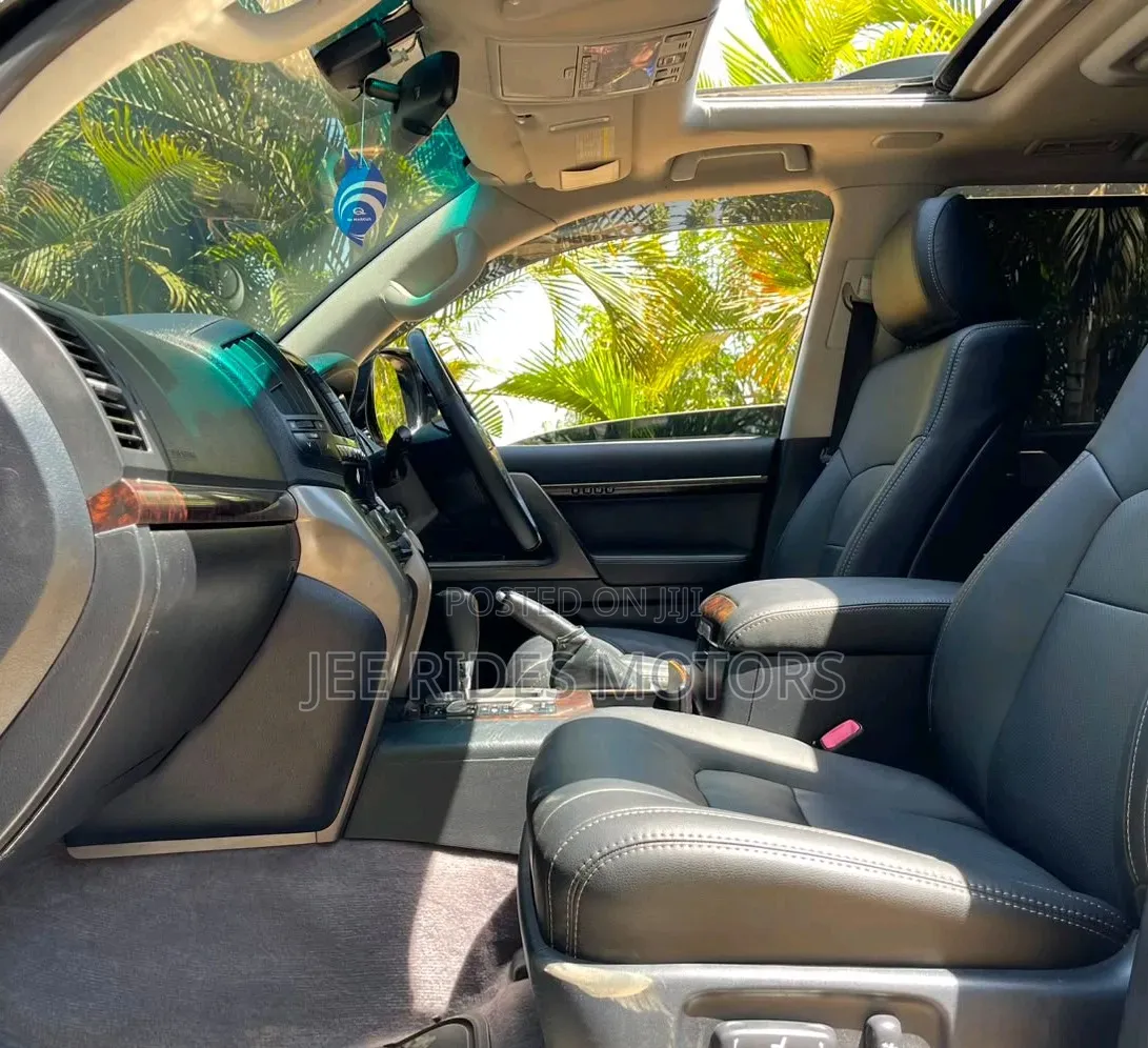 Toyota Land Cruiser 2011