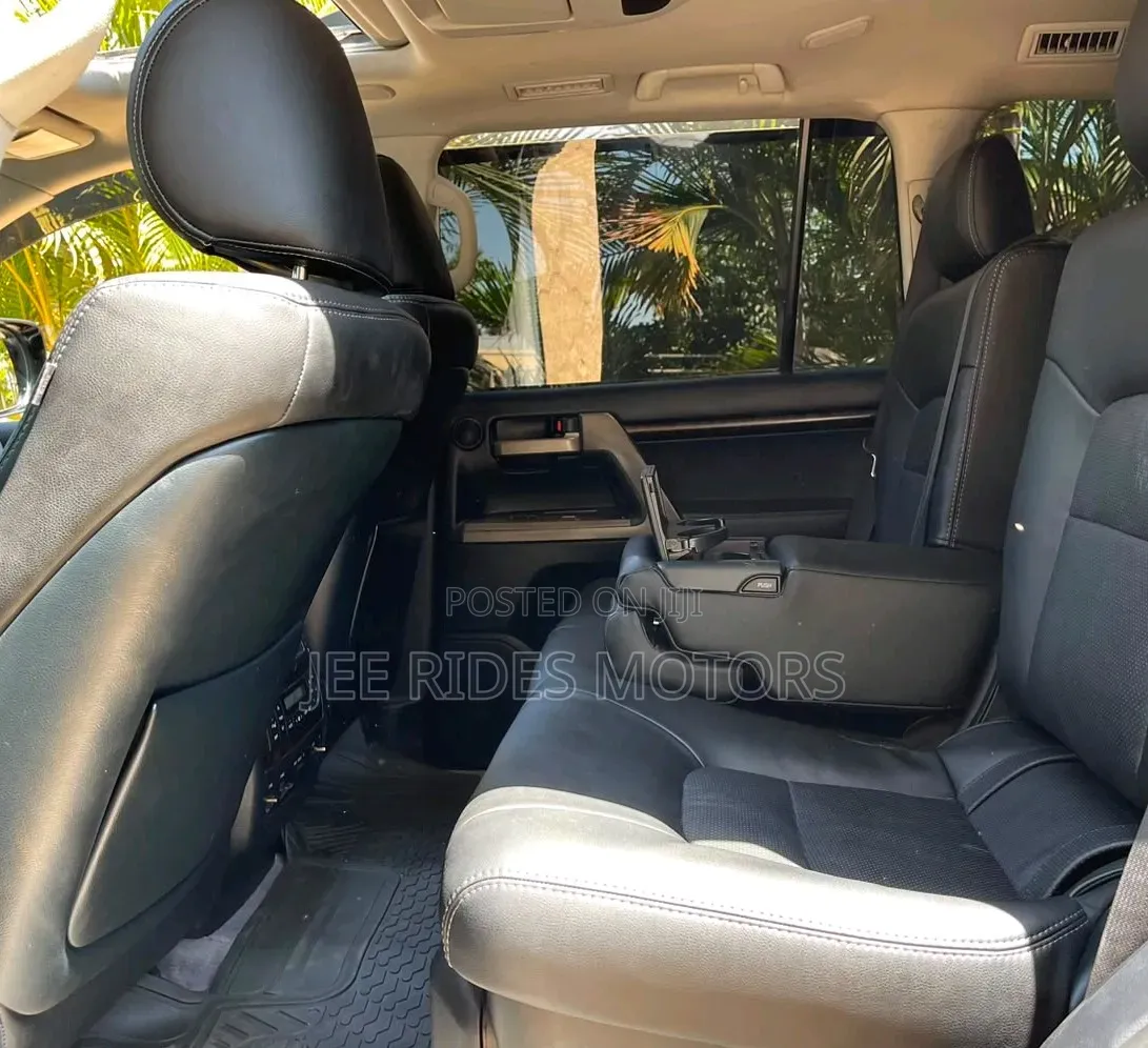 Toyota Land Cruiser 2011