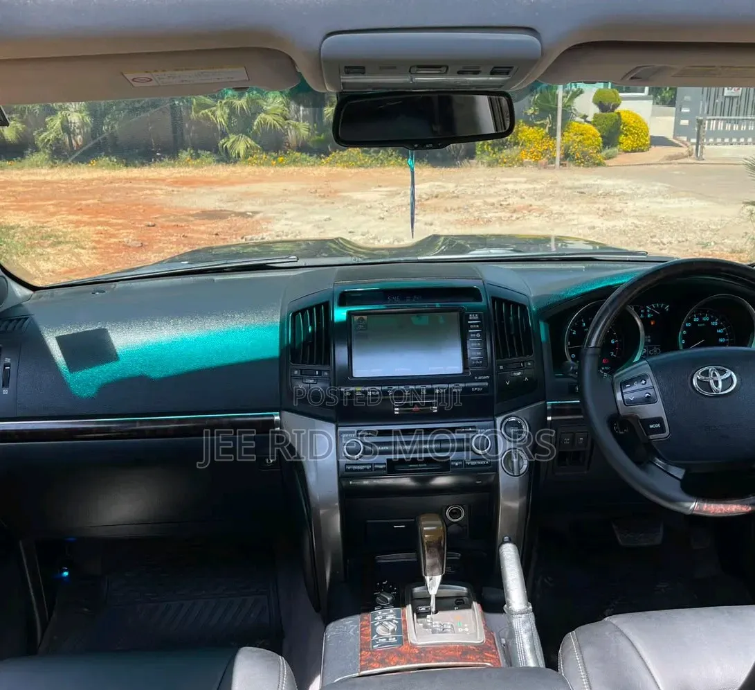 Toyota Land Cruiser 2011
