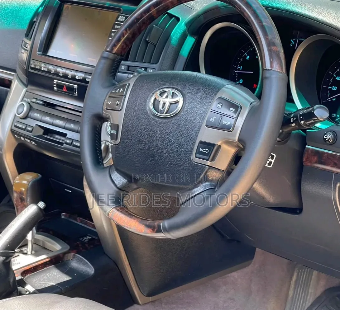 Toyota Land Cruiser 2011