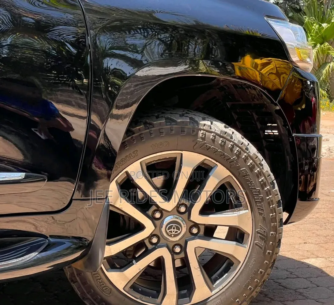 Toyota Land Cruiser 2011