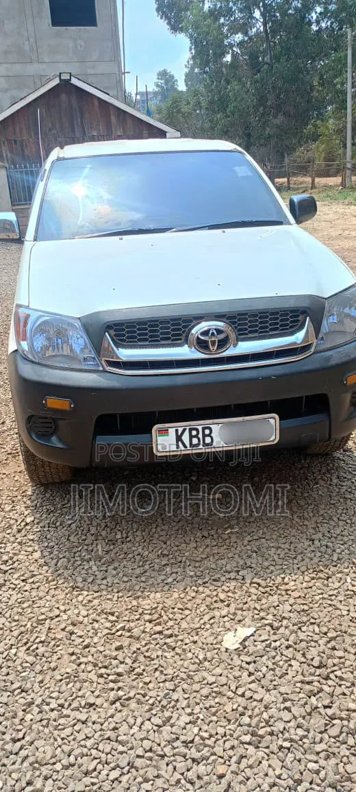 Toyota Hilux 2002 White