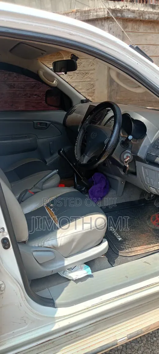 Toyota Hilux 2002 White