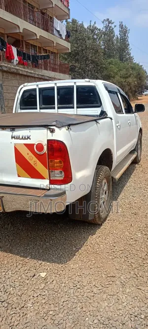 Toyota Hilux 2002 White