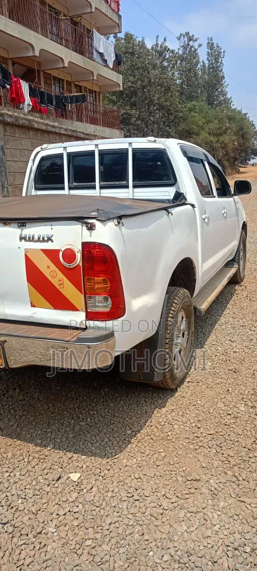 Toyota Hilux 2002 White