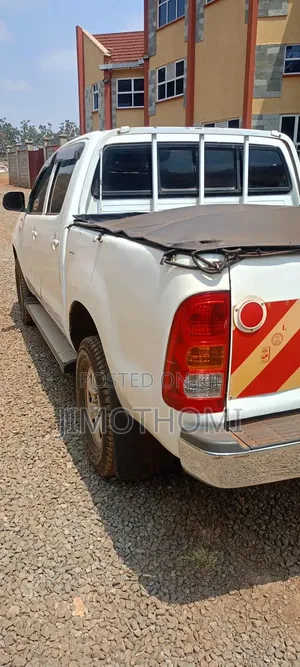Toyota Hilux 2002 White