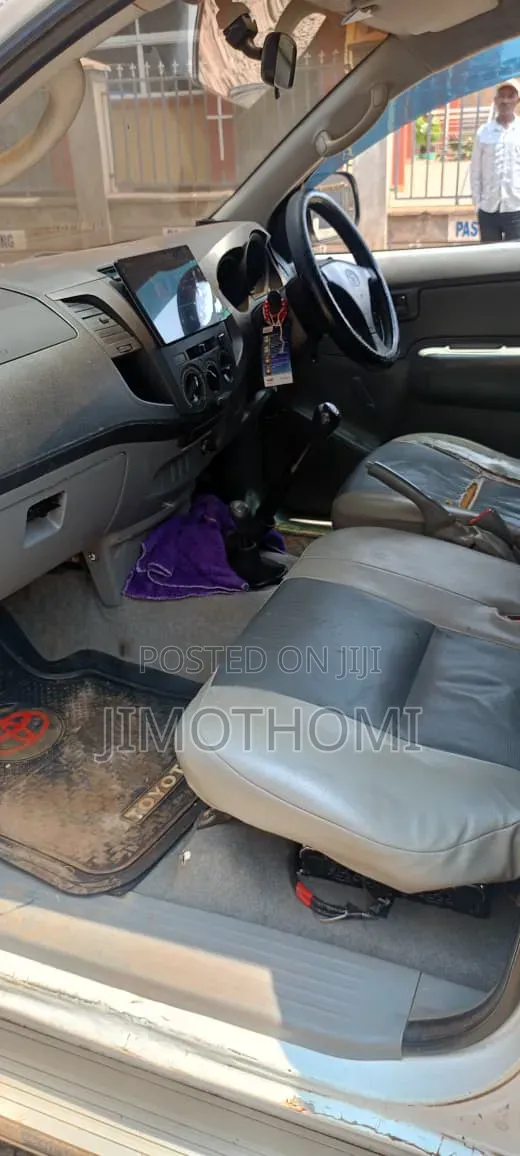 Toyota Hilux 2002 White