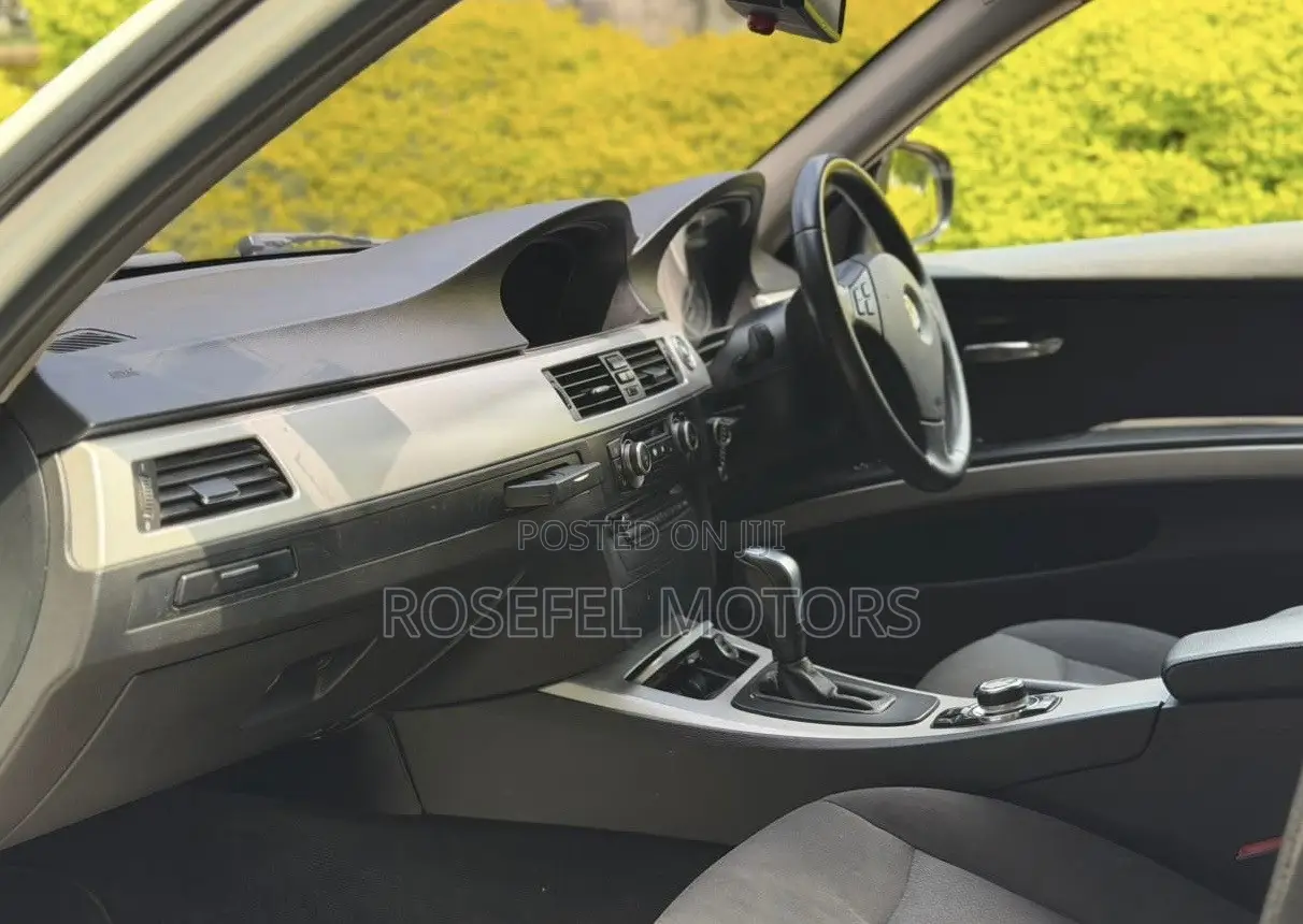 BMW 320i Sedan RWD 2011 White