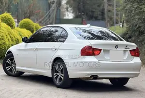 BMW 320i Sedan RWD 2011 White