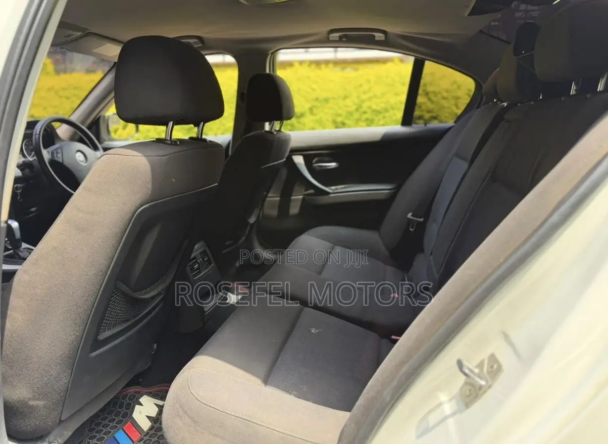 BMW 320i Sedan RWD 2011 White