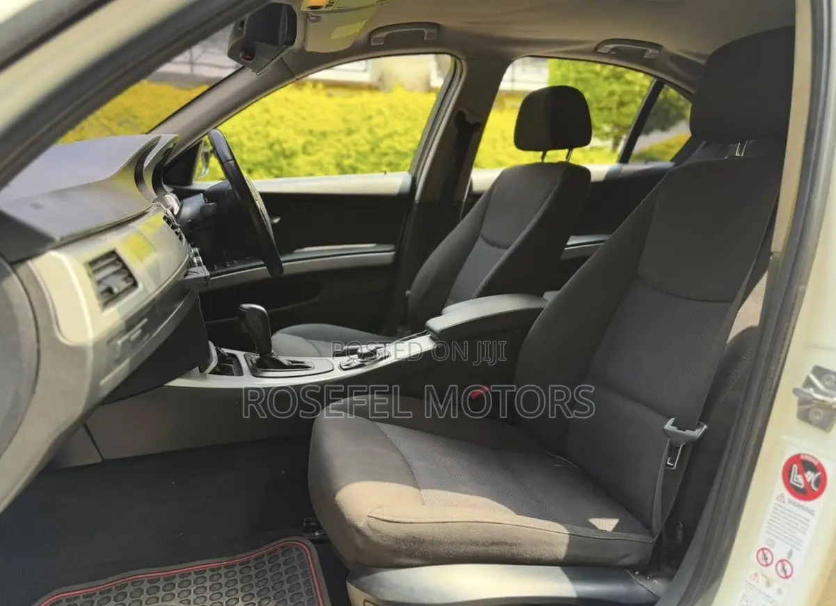 BMW 320i Sedan RWD 2011 White