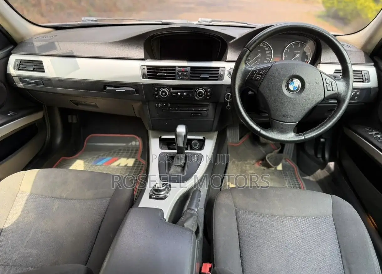 BMW 320i Sedan RWD 2011 White