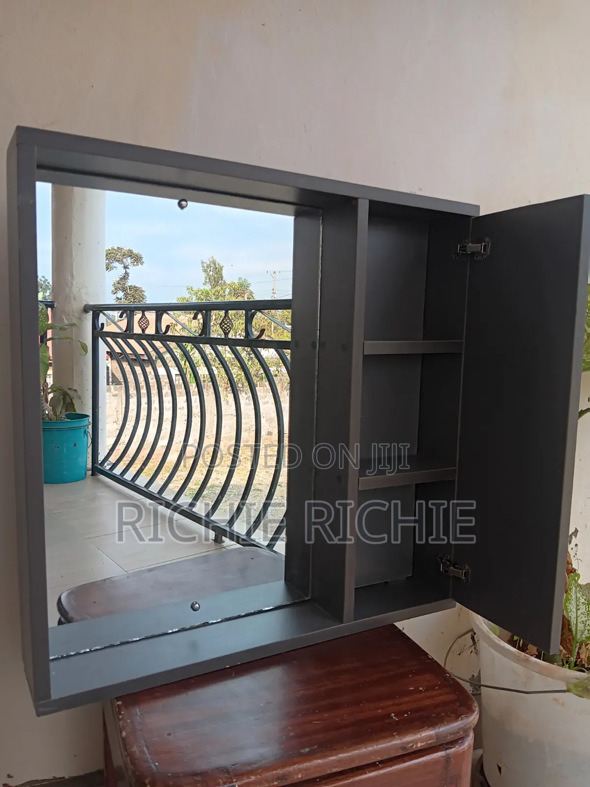 Mordern Wall Bathroom Vanity With Mirror and Storage.