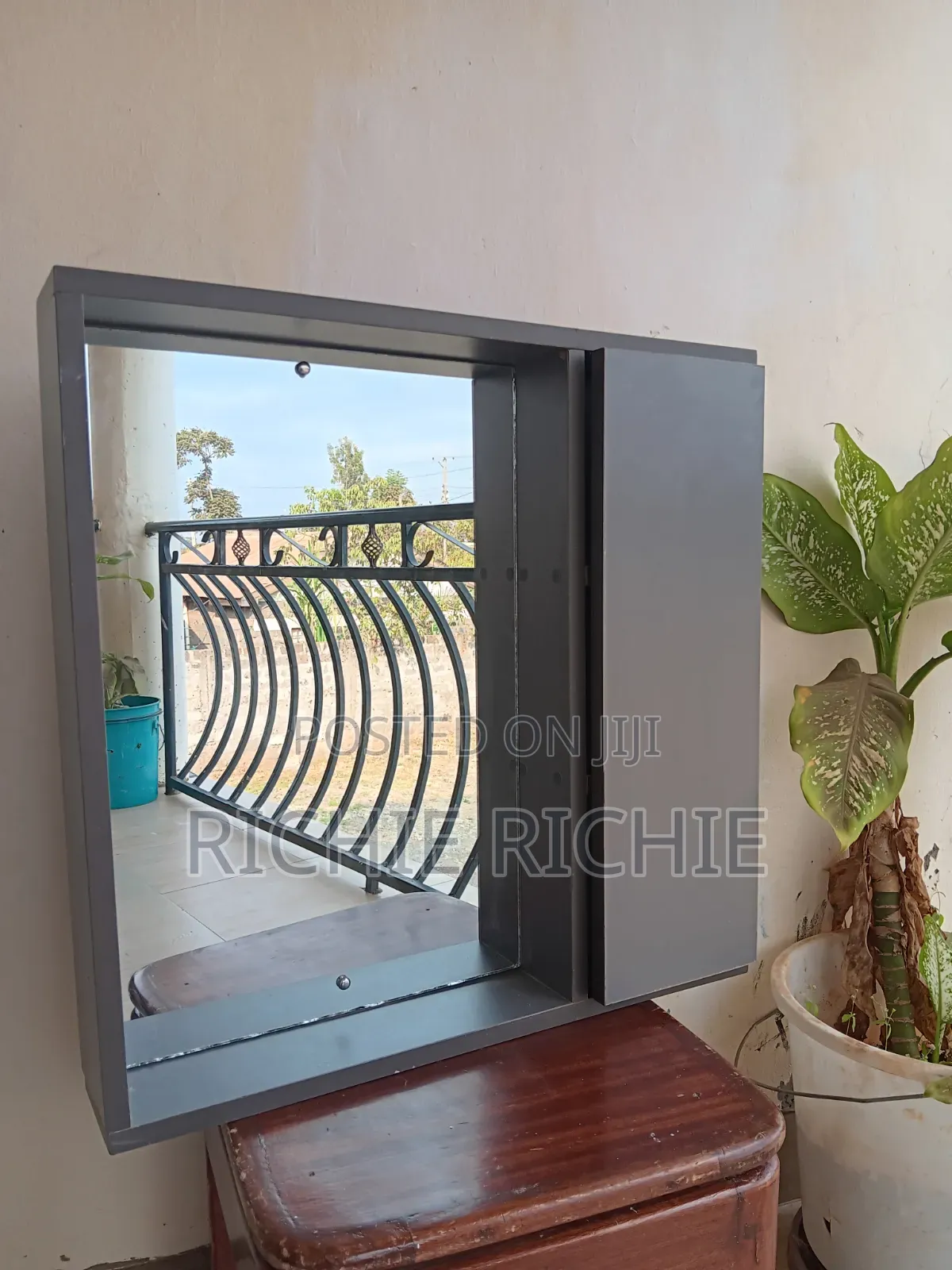 Mordern Wall Bathroom Vanity With Mirror and Storage.