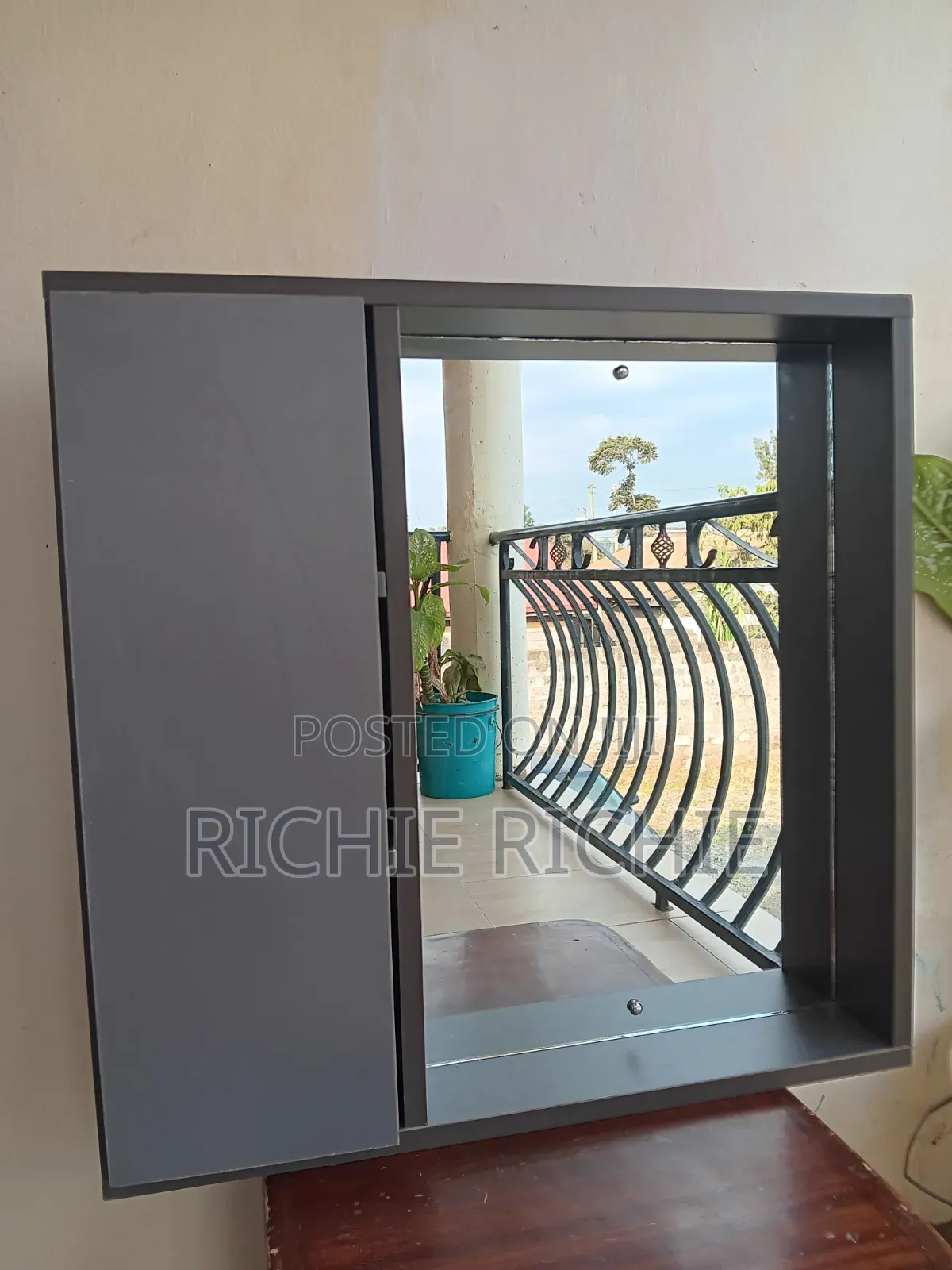 Mordern Wall Bathroom Vanity With Mirror and Storage.